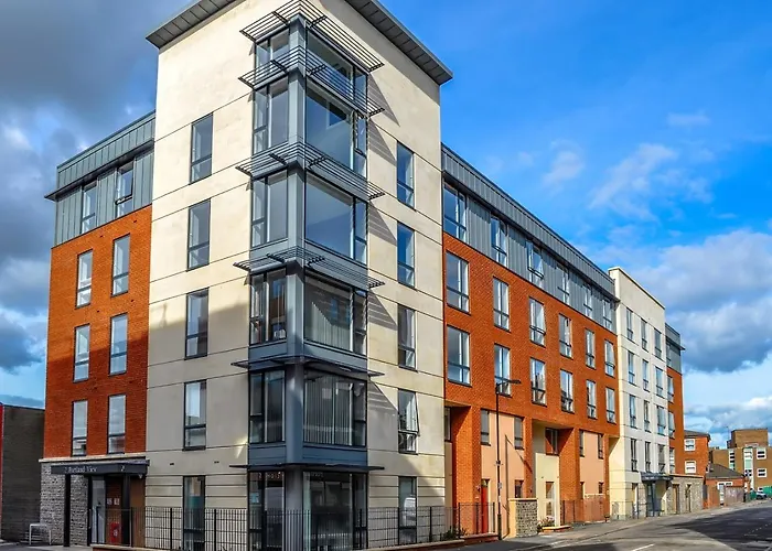 Modern Serviced Apartment: Short Walk To Center
