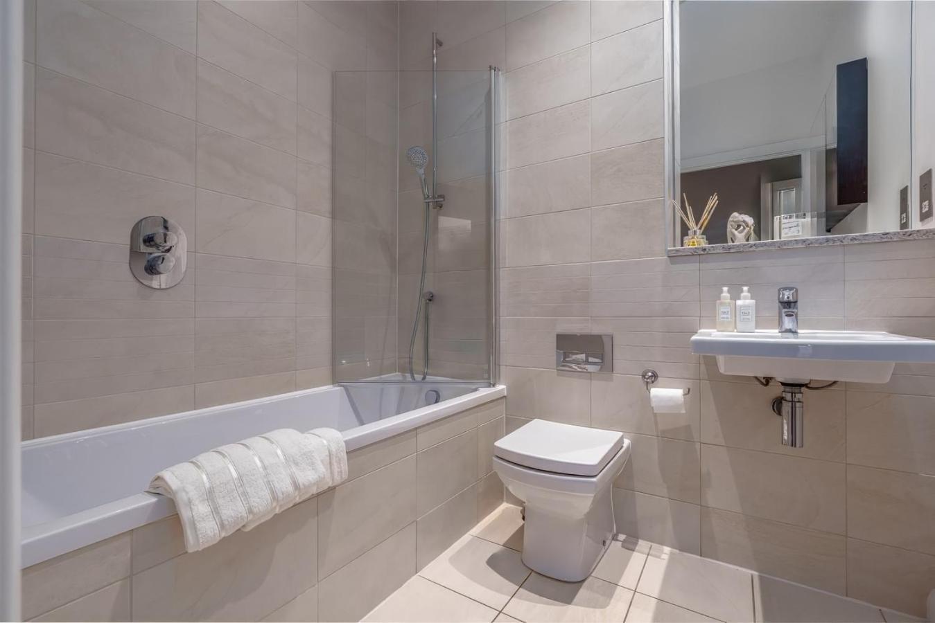 Modern Serviced Apartment: Short Walk To Center