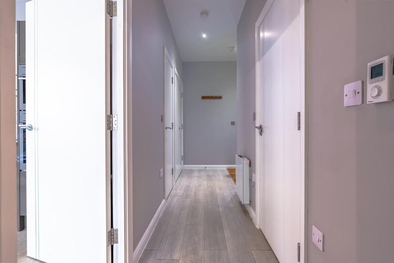 Apartment Modern Serviced Apartment: Short Walk To Center Bristol