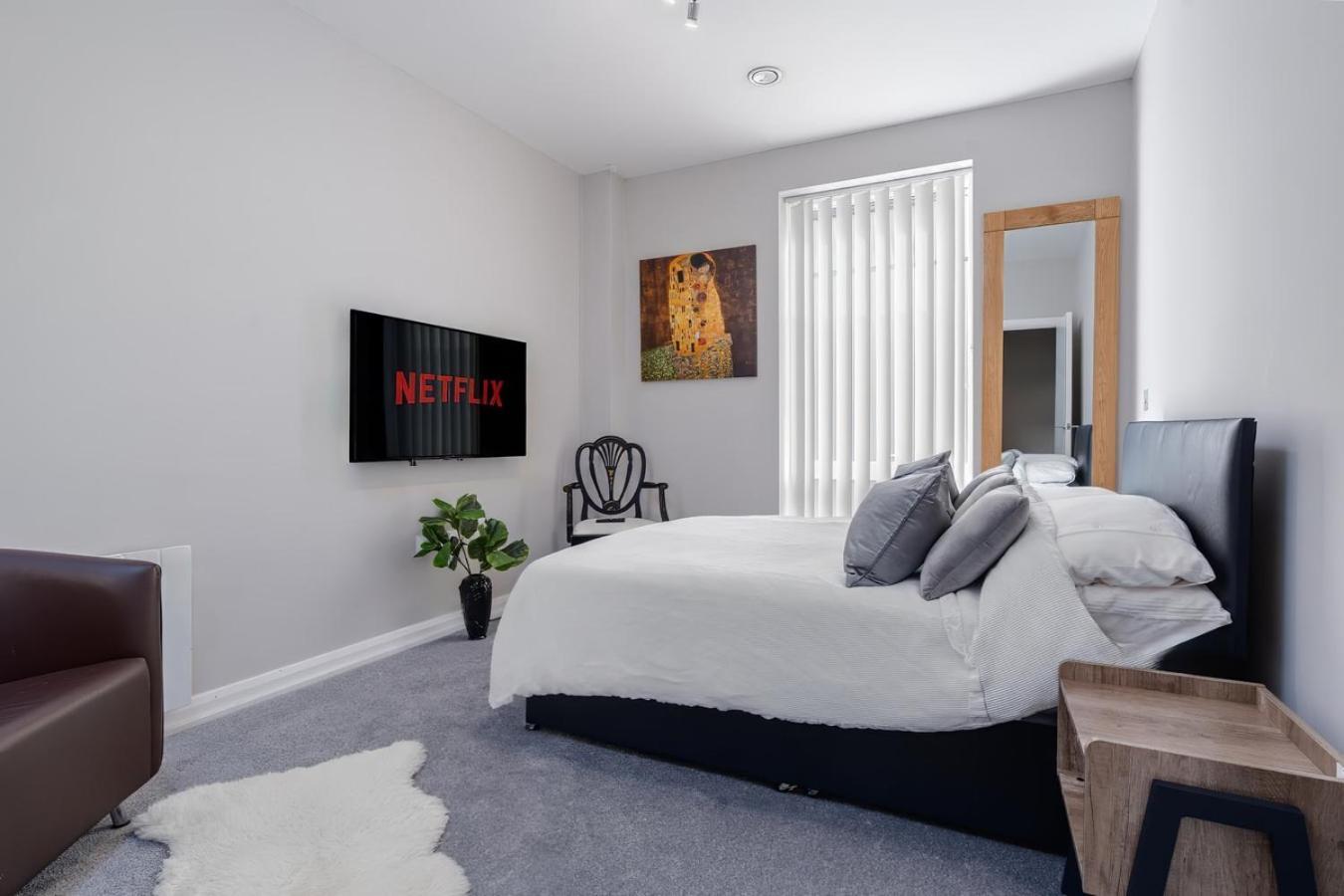 Modern Serviced Apartment: Short Walk To Center Bristol