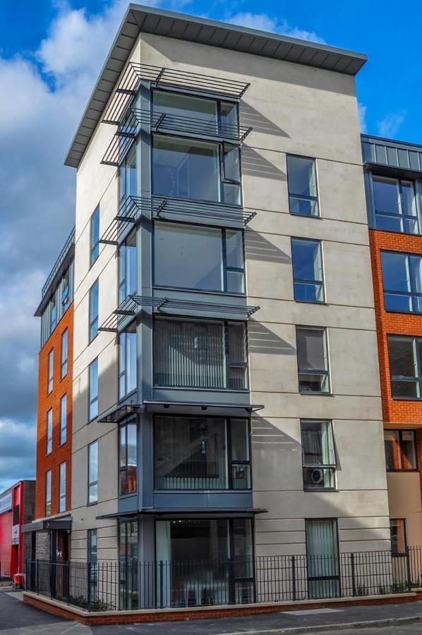 Modern Serviced Apartment: Short Walk To Center