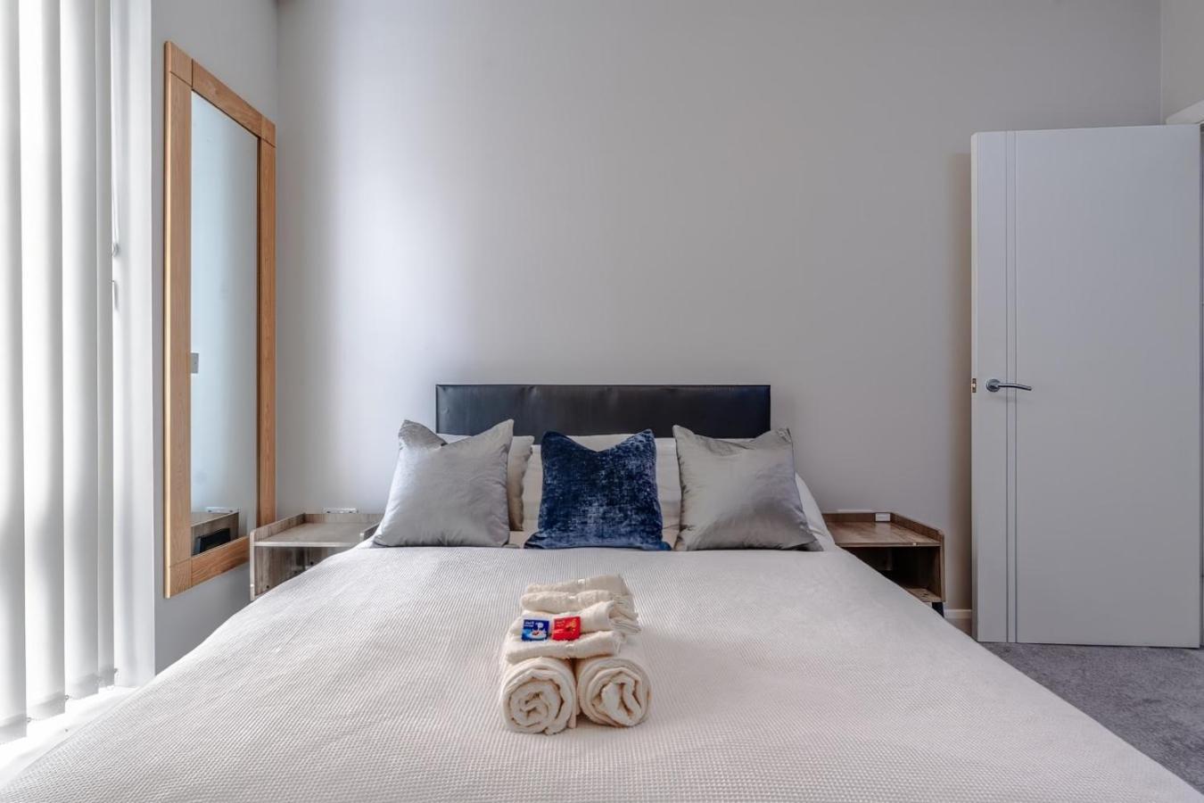 Modern Serviced Apartment: Short Walk To Center Apartment *
