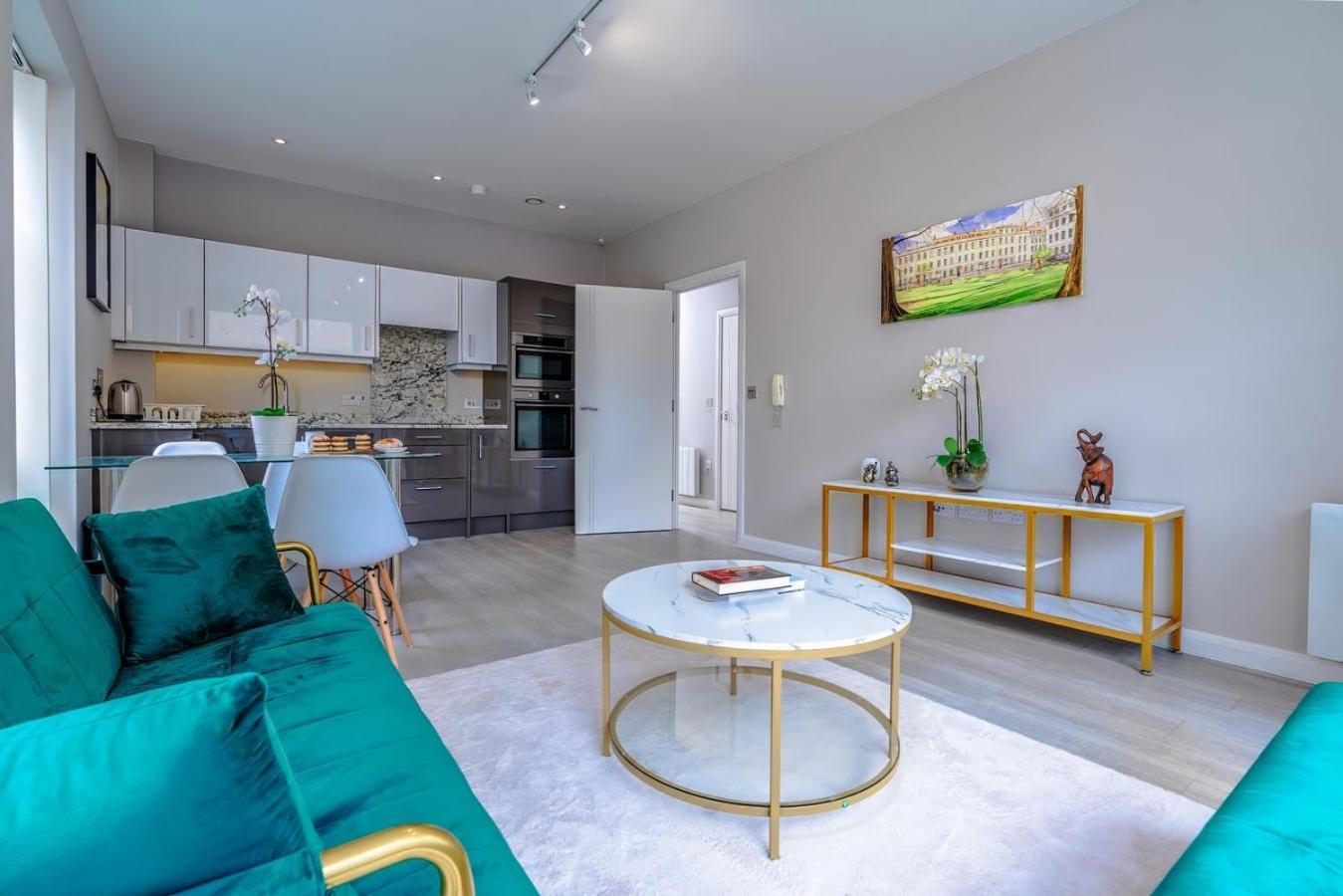 Apartment Modern Serviced Apartment: Short Walk To Center *