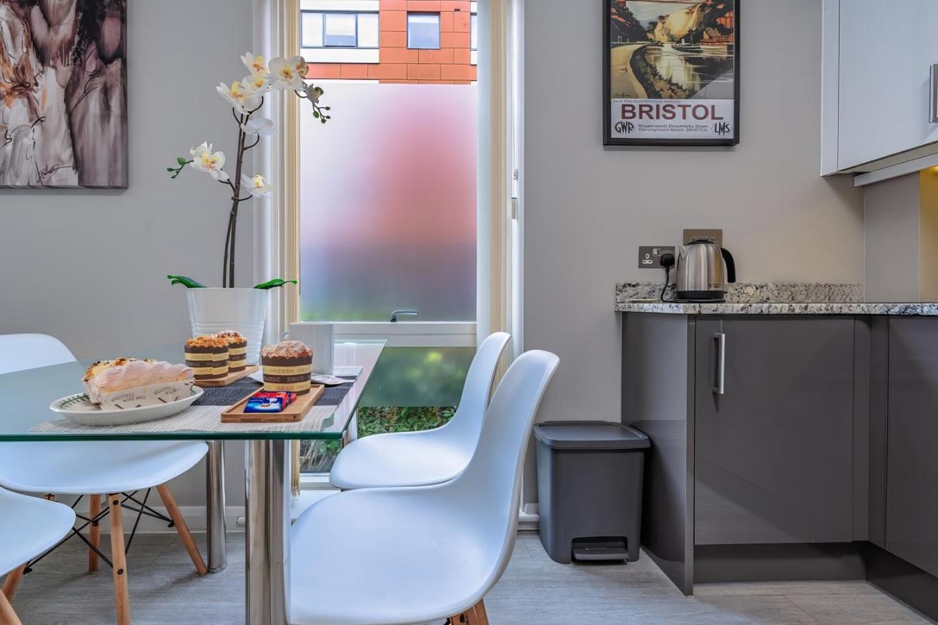 Apartment Modern Serviced Apartment: Short Walk To Center Bristol