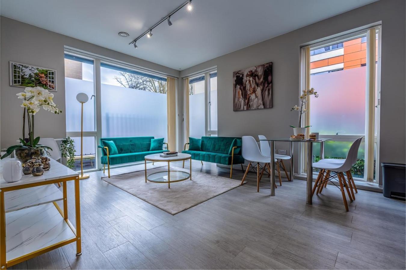 Modern Serviced Apartment: Short Walk To Center