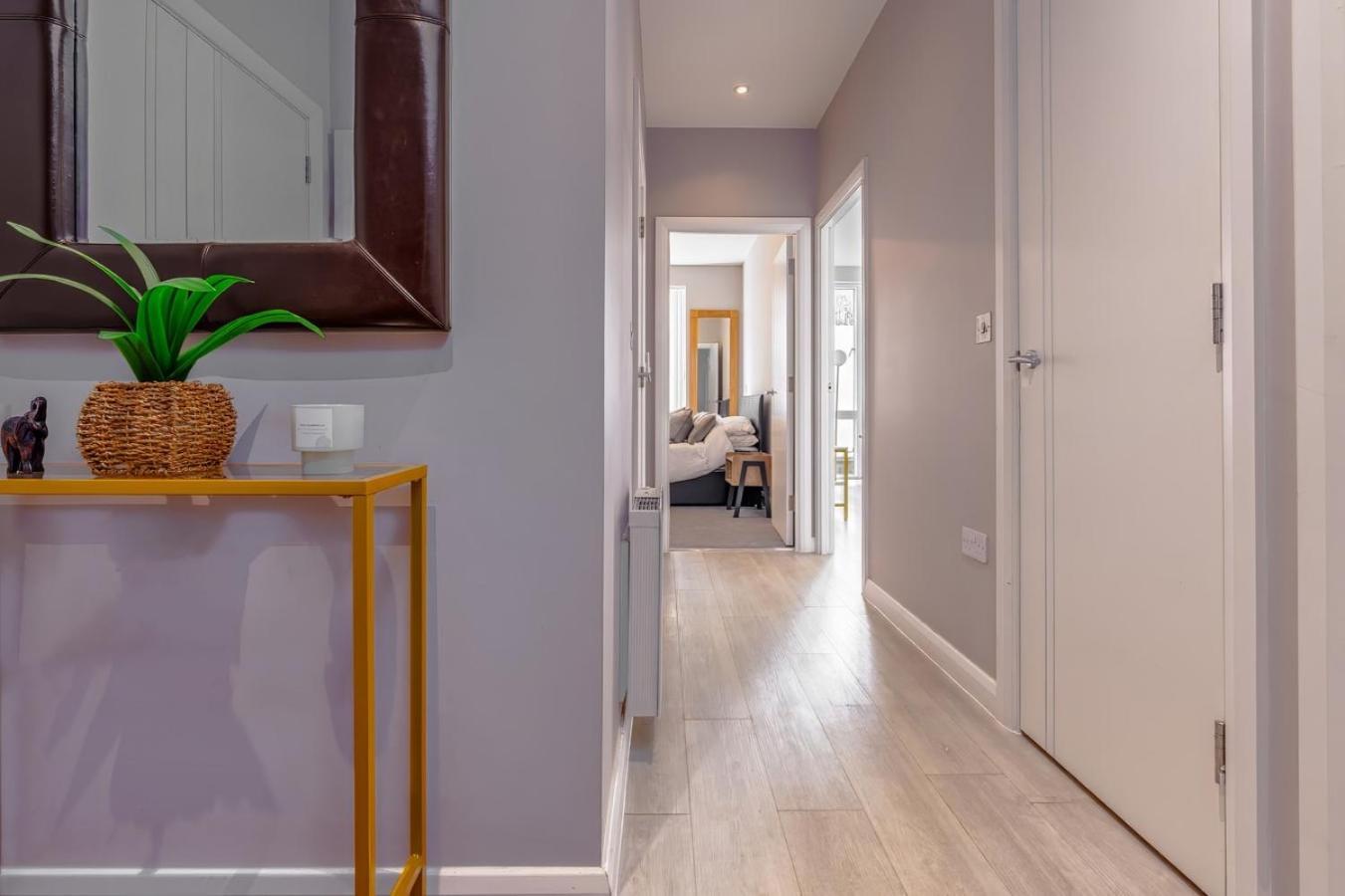 Modern Serviced Apartment: Short Walk To Center *
